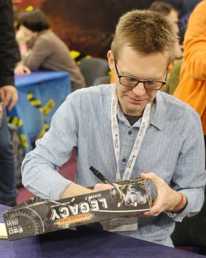 루카 코믹스 & 게임스 2018에서 팬데믹 레거시: 시즌 2 사본에 서명하는 맷 레콕