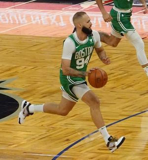 2021년 5월 경기에서 골대를 향해 돌진하는 푸르니에