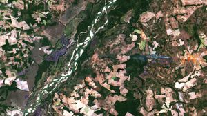 파라와 토칸틴스 사이의 아라구아이아강 유역에 대한 인위적 영향을 보여주는 위성 사진