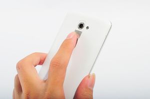 G2의 볼륨 및 전원 버튼은 전화를 잡았을 때 집게 손가락이 놓이는 후면에 위치해 있다.