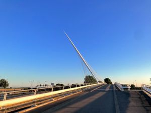 호프도르프와 뉘우-베네프 사이를 잇는 칼라트라바 다리. 철도 노선이 지나간다.