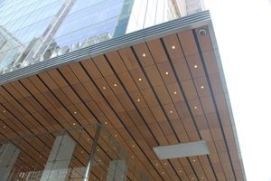 주 출입구 위의 캐노피 아래