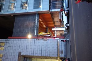 4 타임스 스퀘어(왼쪽)와 뱅크 오브 아메리카 타워(오른쪽) 사이, 42번가에서 바라본 Anita's Walk