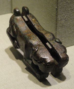 두 조각 호부(hufu), 청동에 금 상감, 기원전 2~1세기