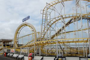 브라이턴 팰리스 피어 끝에 있는 터보 롤러코스터