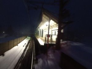 승강장 (운행 중인 차량 내부에서)