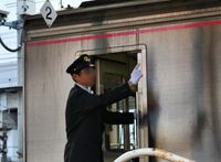 소네다역에서 출입문 취급을 하는 차장 (후쿠시마 교통 철도부 운수과 운수구 소속)