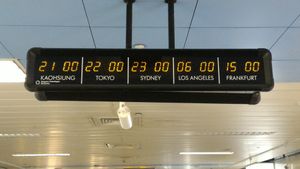 출입구 6 앞의 LED 국제 시계