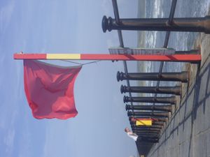 아일랜드 해변의 빨간 깃발, 수영하기에 안전하지 않음을 나타냄