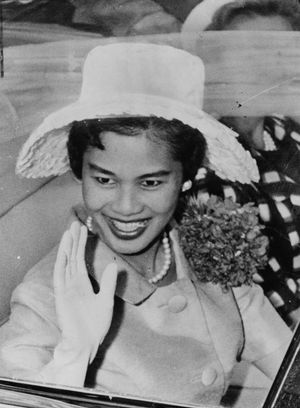 1960년 7월 7일, 발맹의 옷을 입고 미국을 방문한 시리낏 왕태후