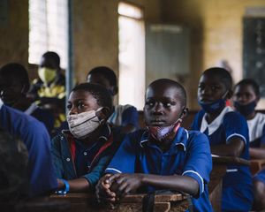 2021년 2월, 우간다의 학교에서 학생들이 마스크를 쓰고 있다.