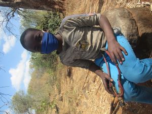 2020년 5월, 짐바브웨에서 야외에서 마스크를 착용한 소년