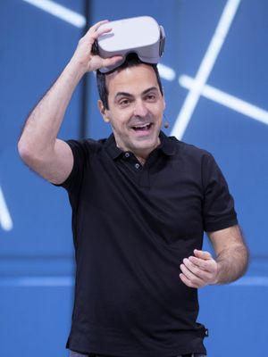 휴고 바라가 2018 페이스북 F8 컨퍼런스에서 오큘러스 고를 시연하고 있다.