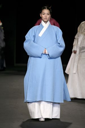 여성들은 장옷을 외투로 사용했다.