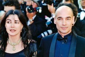 비평가들은 이 영화가 프랑스계 캐나다 배우 캐롤 로어를 성적으로 대상화하거나 에로틱하게 묘사하는 방식에 대해 논의했다.