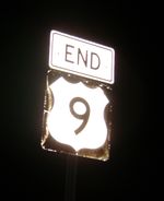 뉴욕 챔플레인에서 캐나다 국경 바로 앞에서 끝나는 9번 국도 표지판