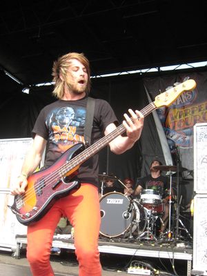 베이스 연주자 제레미 데이비스의 탈퇴는 이 앨범의 주제 중 하나였다.