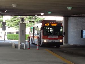 2017년 미니올라 복합 교통 센터로 진입하는 n24 버스