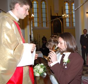 신랑이 제대 난간에서 혼인 미사 중에 성작을 받는 모습