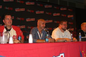 2012 뉴욕 코믹 콘에서 열린 마블 NOW! 패널에 참석한 알론소(중앙).