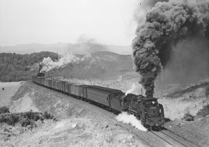 일본국유철도 D51형 증기기관차 545와 890이 1970년 3월 8일 오코바와 야타케 사이의 히사쓰선에서 열차를 중련하고 있다.