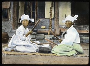 20세기 초 다듬이질을 하는 한국 여성들