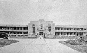 뜨리얌우돔쓱사 학교 건물(현재 건물 2동)의 1940년 6월 24일 개교식