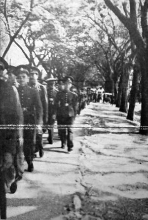 쭐라롱꼰 대학교 입학식에서 대학교 캠퍼스로 향하는 1학년 졸업생, 1940년 6월 1일