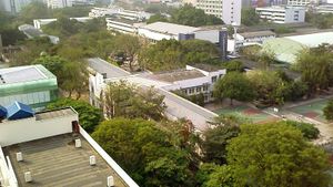 학교 부지의 조감도, 건물 2동이 중앙에 위치