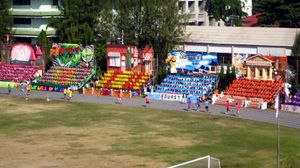 운동회 행사에는 육상 경기와 관중 공연이 포함된다.