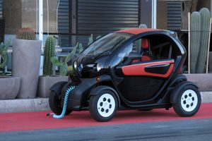 Twizy 충전 케이블이 꽂힌 모습