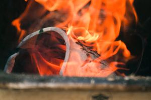 환원 챔버에 있는 라쿠 도자기