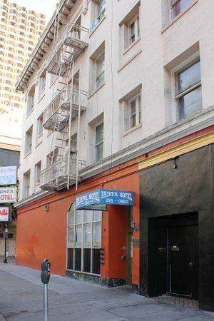 샌프란시스코 브리스톨 호텔. 솔라나스는 1988년 폐렴으로 사망했다.