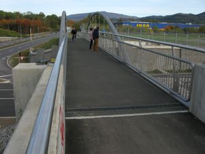 경기장으로 가는 다리의 모습