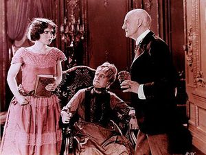 블랙 옥센(1923)에서 "끔찍한" 플래퍼 자넷으로 출연한 보