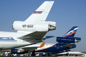 현재 도색의 MD-11과 구도색의 DC-10