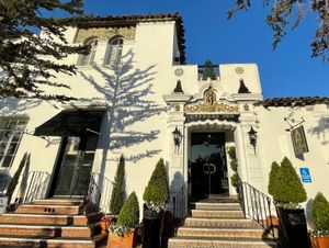 1929년에 지어진 라 리베라 호텔(현재는 사이프러스 인으로 알려짐)