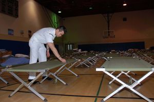 잠재적 대피자를 위해 준비된 간이침대