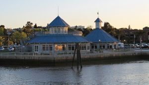 발레호 페리 터미널(Vallejo Station)에서 샌프란시스코 베이 페리가 운행된다.