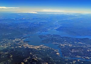 아이다호주 샌드포인트, 펜 오레유 호수, 2022년 8월 엘모 화재 연기 배경