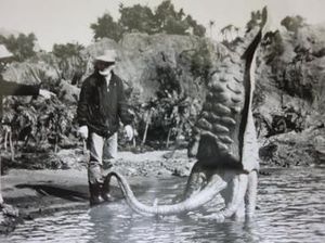 게조라 (나카지마 하루오)가 촬영 중 해안으로 상륙하는 모습