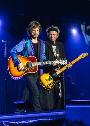 2017년 노 필터 투어 동안 스웨덴 스톡홀름에서 롤링 스톤스와 함께 공연하는 재거(왼쪽)와 리처즈(오른쪽)