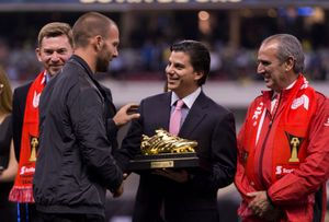 에마누엘 비야가 골든 부트를 수상하고 있다.