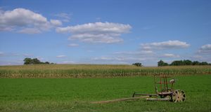 랭커스터 군의 농장. 옥수수밭 근처에 말 동력 농기구가 있다.