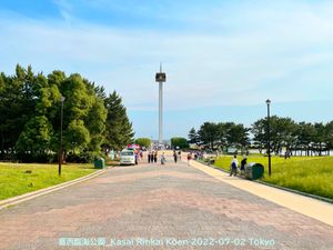 전망 광장과 시오카제노 히로바 사이의 두 번째 메인 스트리트. 뒤의 가사이 나기사 다리를 건너면 '니시나기사'에 도착