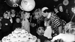 1970년 헬싱키 아이스 홀에서 핀란드 광대 온니 기드온과 함께 있는 닐손