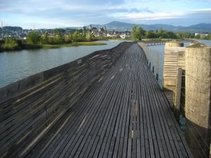 홀츠브뤼케 라퍼스빌-후르덴(Holzbrücke Rapperswil-Hurden)은 현존하는 가장 오래된 목교 노선에 있는 현대식 다리이다.