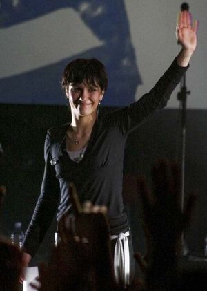 엘리사는 싱글 "Distratto"를 포함하여 Riflessi di me의 7곡을 공동 작곡했다.