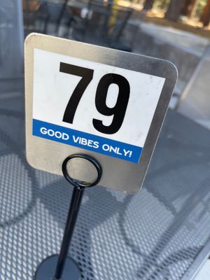 레스토랑의 테이블 79 표지판