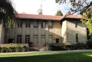 드와이트 벤텔 홀은 언론 및 대중 커뮤니케이션 학교를 수용하고 있다.